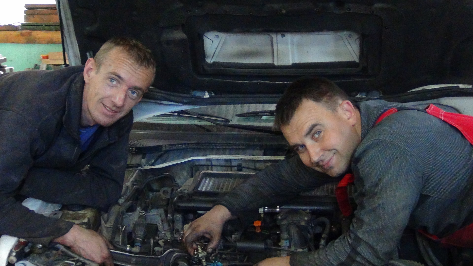 <img src="sotrudniki.jpg" alt="мастера СТО БОБР">